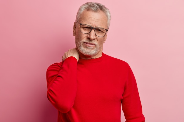 Último homem vestindo suéter vermelho e óculos da moda