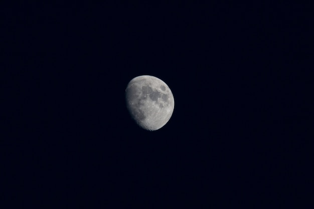 Lua linda no céu escuro da noite