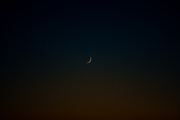 Foto grátis lua solitária no céu escuro da noite