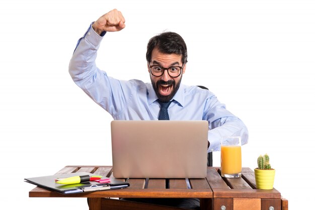 Lucky businessman em seu escritório