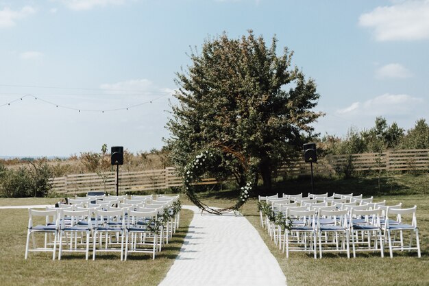 Lugar da cerimônia de casamento na natureza fora no verão