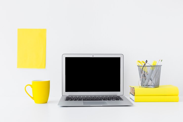 Foto grátis lugar de trabalho elegante com laptop e detalhes amarelos
