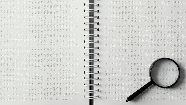 Foto grátis lupa de vista superior em notebook braille