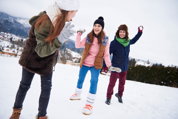 Luta de bolas de neve no inverno nos deixa mais felizes