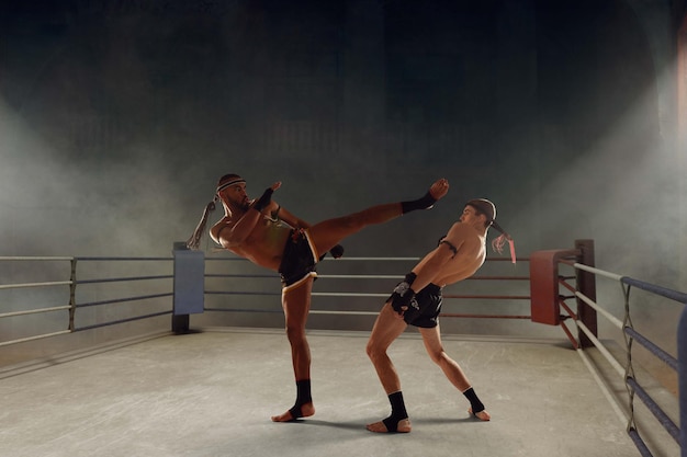 Lutadores de boxe tailandês de muay thai