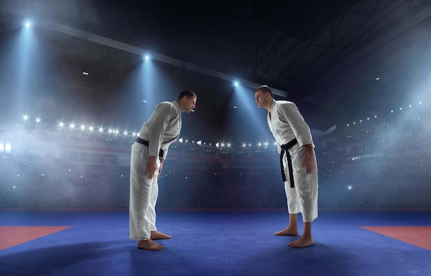 Lutadores de karatê no campeonato de luta de tatami