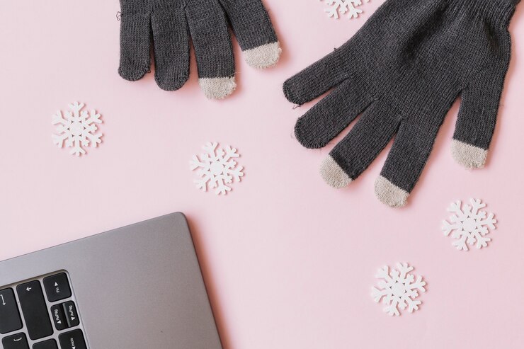 Foto grátis luvas com pequeno floco de neve na mesa