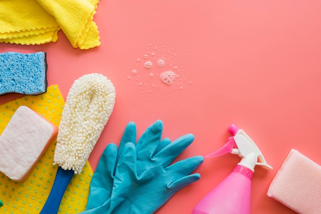 Foto grátis luvas de borracha com equipamento de limpeza