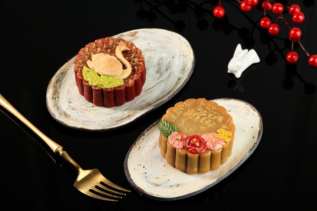 Luxo mooncake com flor de lótus e rosa dourada, isolado no preto. o caractere chinês é fu significa fortuna