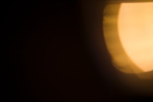 Luz brilhante no fundo preto