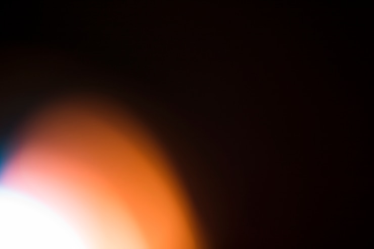 Foto grátis luz brilhante no fundo preto