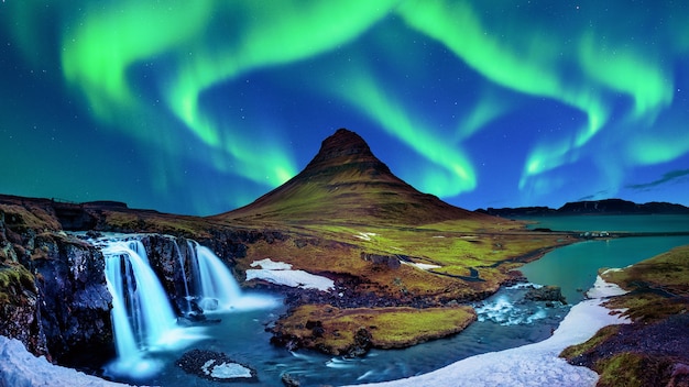 Luz do Norte, Aurora boreal em Kirkjufell, na Islândia. Montanhas Kirkjufell no inverno.