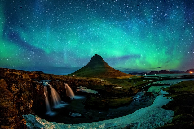 Luz do Norte, Aurora boreal em Kirkjufell, na Islândia. Montanhas Kirkjufell no inverno.