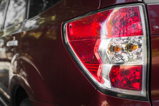 Foto grátis luz traseira em automóvel vínico