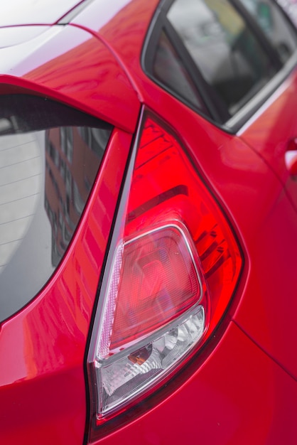 Luz traseira moderna no auto vermelho