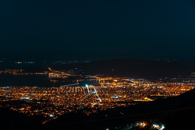 Luzes da noite da cidade de uma vista aérea. Makrinitsa