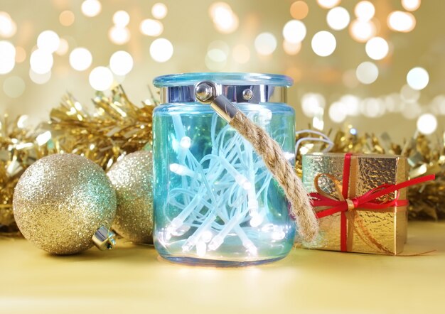 Luzes de Natal em jar azul rústico contra bokeh luzes de fundo