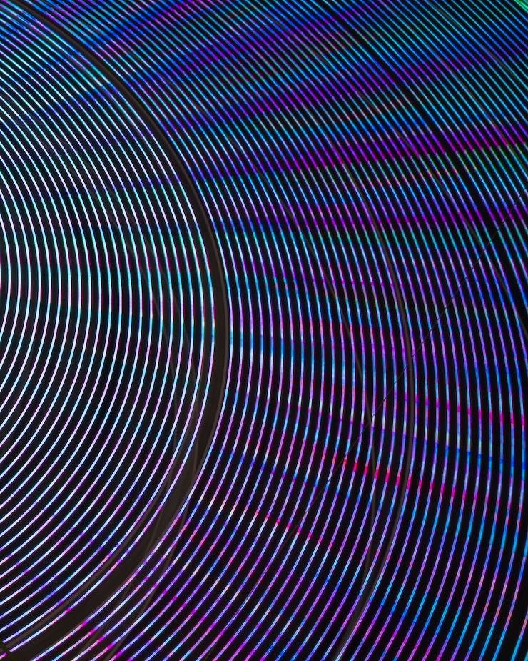 Foto grátis luzes de néon abstratas em uma roda de maravilha