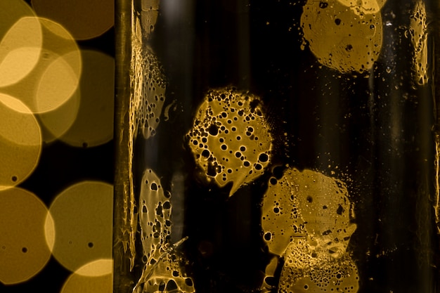 Luzes douradas refletidas na garrafa de champanhe