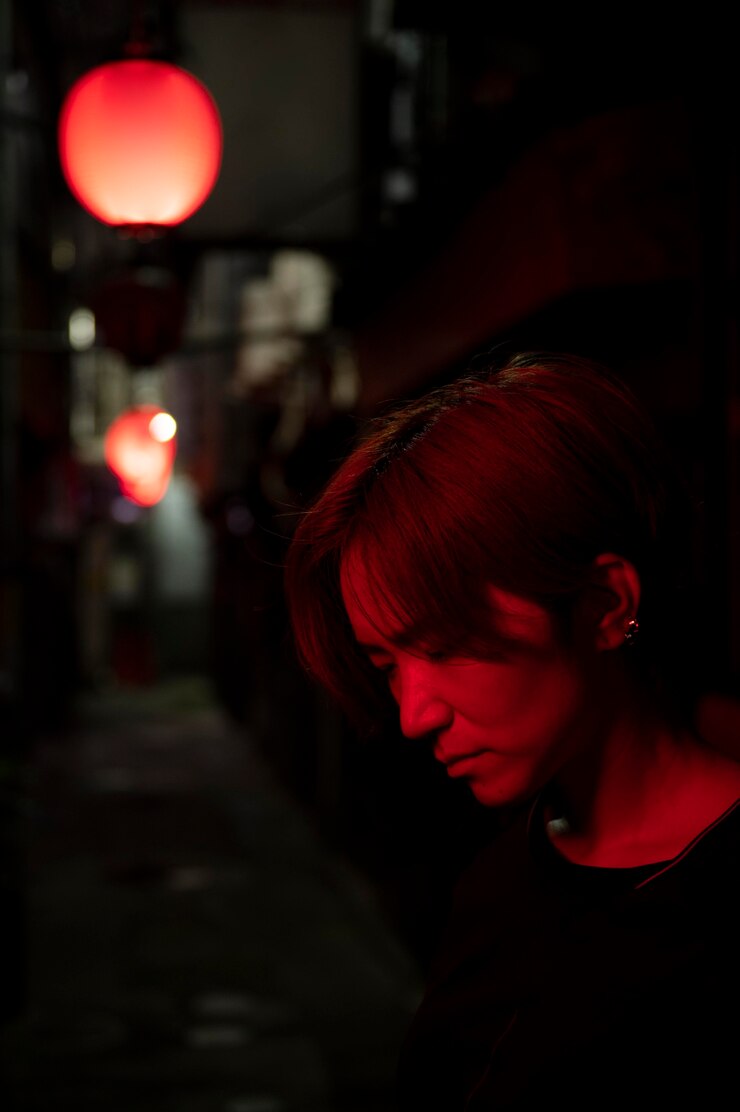 Foto grátis luzes urbanas misteriosas da estética cinematográfica