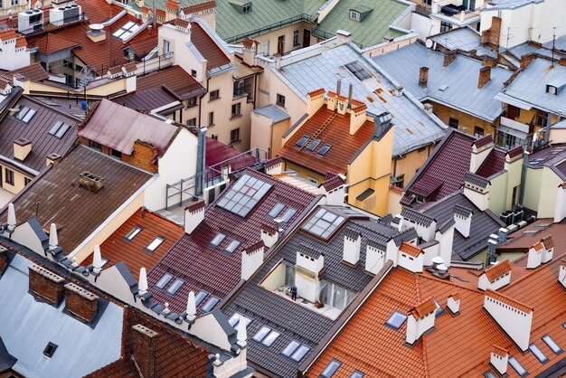 Lviv do ponto de vista de um pássaro. Cidade de cima. Lviv, vista da cidade da torre. Telhados coloridos