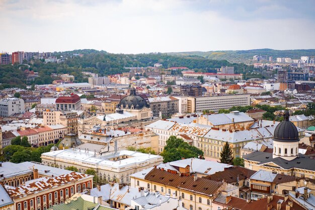 Lviv do ponto de vista de um pássaro. Cidade de cima. Lviv, vista da cidade da torre. Telhados coloridos