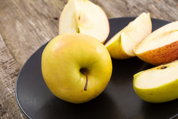 maçã deliciosa em um prato sobre uma mesa de madeira