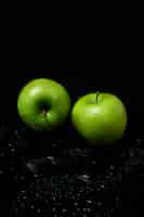 Foto grátis maçã dois verde em um preto