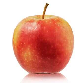 Maçã fresca isolada no espaço em branco. feche acima da maçã com trajeto de grampeamento.