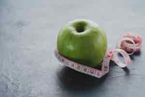 Foto grátis maçã saboroso com fita de medição