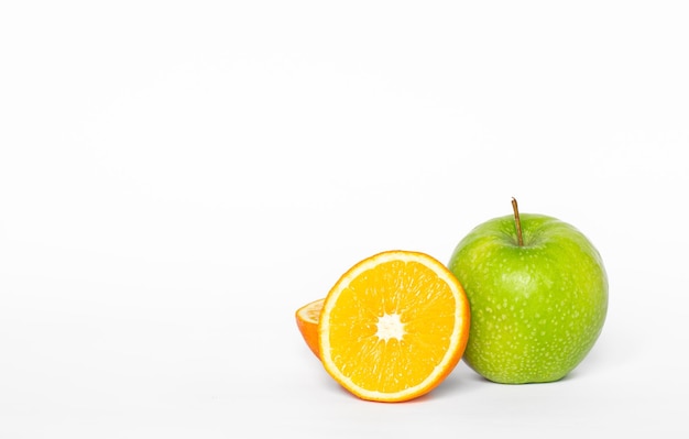 Foto grátis maçã verde e laranja em um fundo branco isolado