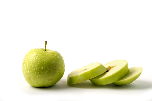 Foto grátis maçã verde inteira e cortada em branco