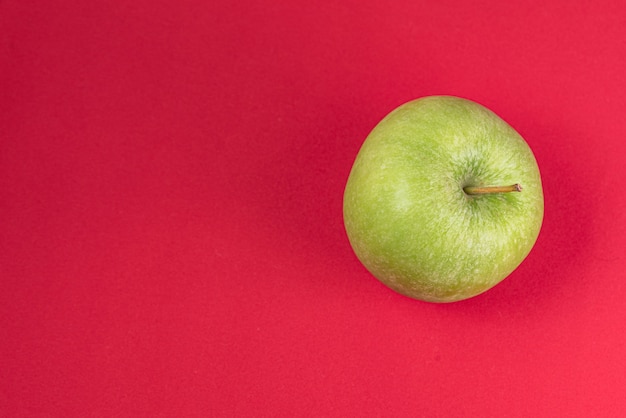 Maçã verde no vermelho