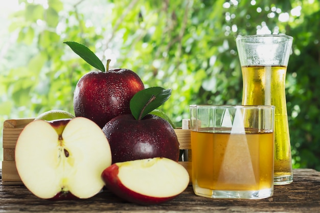 Maçã vermelha fresca com suco de maçã sobre o produto branco, frutas frescas e suco