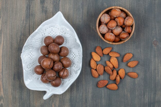 Macadâmia saudável com amêndoa em uma mesa de madeira