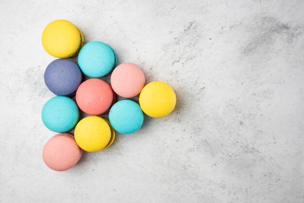 Macarons de amêndoa coloridos em fundo branco. Conceito de bilhar.