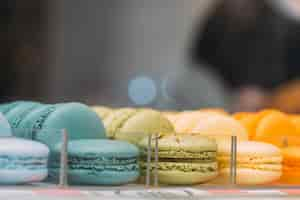 Foto grátis macaroons coloridos no fundo desfocado