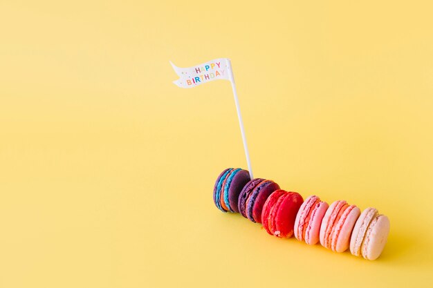 Macaroons com bandeira de aniversário