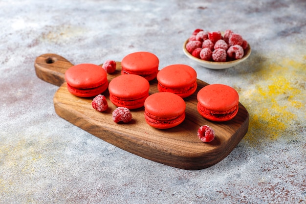 Foto grátis macaroons com framboesa.