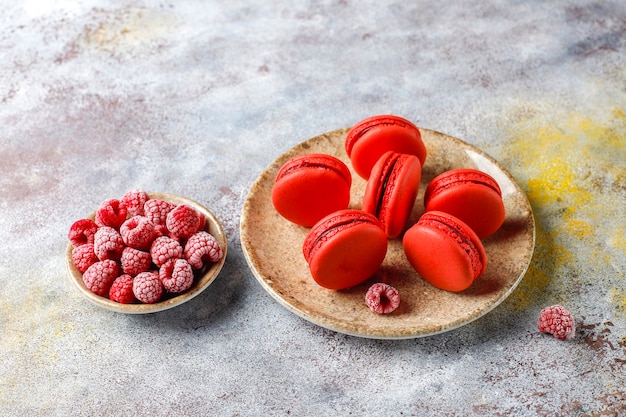 Foto grátis macaroons com framboesa.