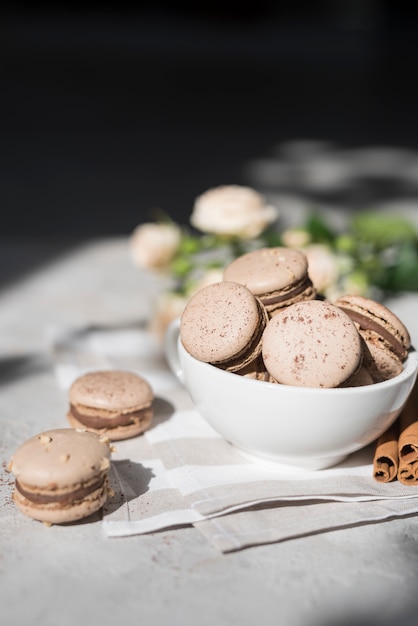 Macaroons de chocolate na tigela de cerâmica sobre o guardanapo