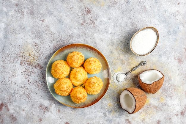 Foto grátis macaroons de coco caseiro delicioso com coco fresco, vista superior