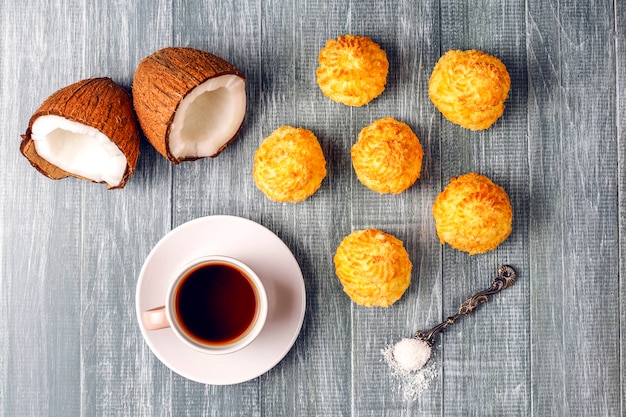 Foto grátis macaroons de coco caseiro delicioso com coco fresco