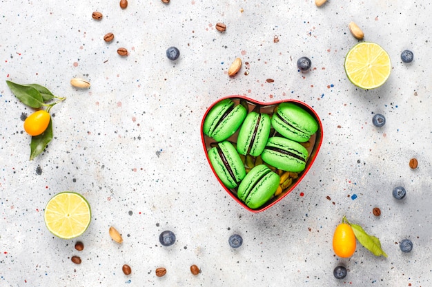 Foto grátis macaroons de limão com frutas frescas.