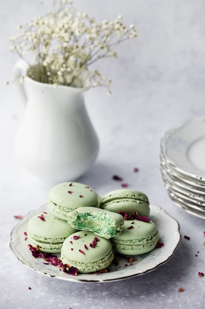 Foto grátis macaroons de verde no prato