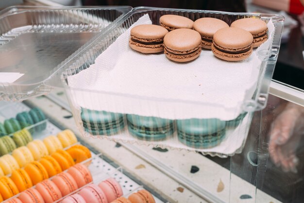 Macaroons em caixa de plástico