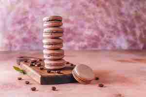 Foto grátis macaroons franceses com grãos de café.