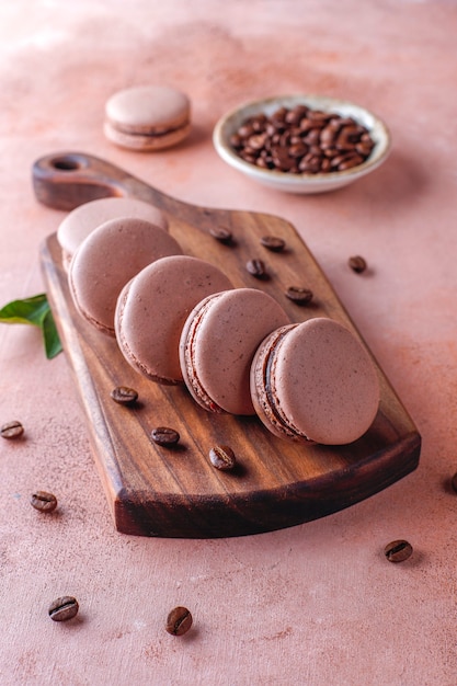 Macaroons franceses com grãos de café.