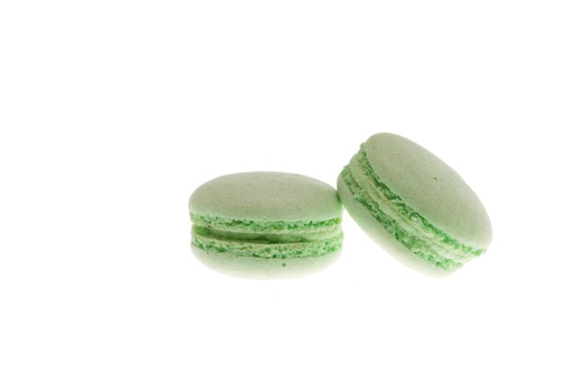 Macaroons verdes da França isolados no fundo branco. Sobremesa tradicional