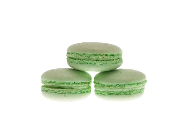 Macaroons verdes doces isolados sobre fundo branco. Macaroon saboroso